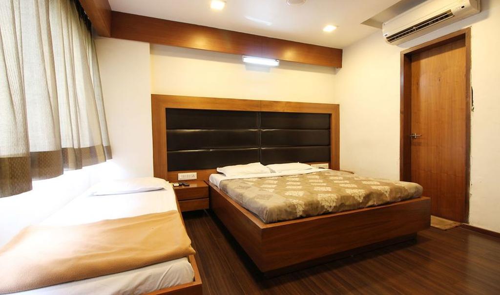 Hotel Kanak Comfort Amhedabad Oda fotoğraf